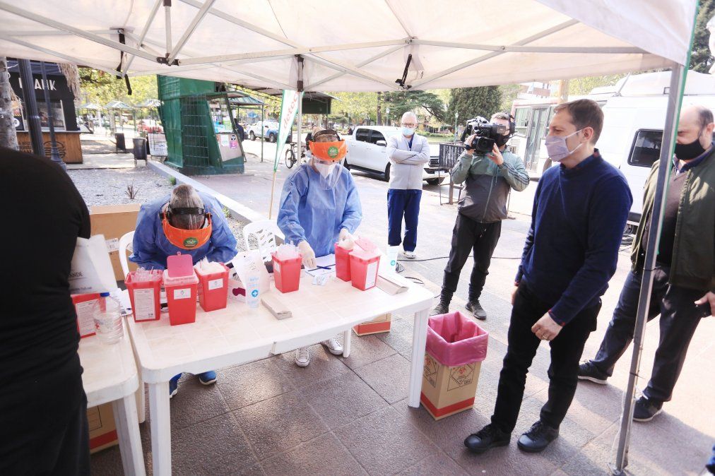 Covid-19. El intendente Fernando Gray recorrió hoy el operativo en la estación de Monte Grande. 