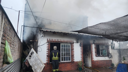 lomas: amplio operativo de bomberos por el incendio de una casa