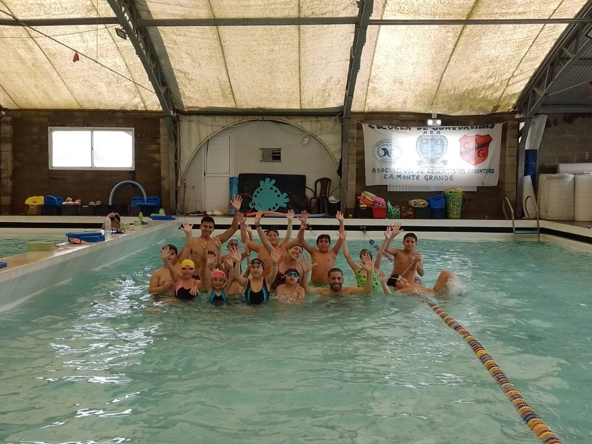 Así se vive la colonia 2024 en la pileta “Aguas Abiertas” del Club Atlético Monte Grande.  