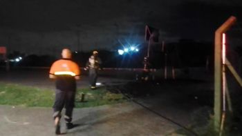 Incendio en una plaza de Lomas por una quema de basura: afectó a los juegos