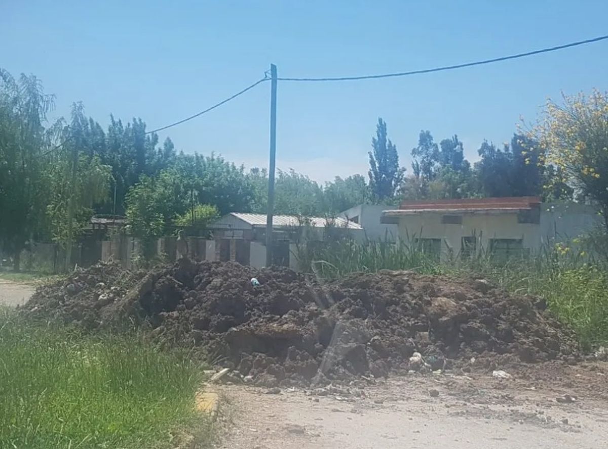 Algunas de las montañas de tosca que se colocaron para cerrar los accesos en San Vicente. 