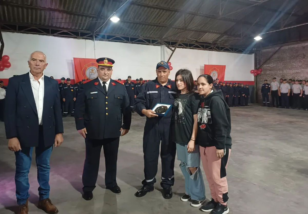 El presidente de Bomberos de San Vicente, Norberto Barciocco, con el jefe Bondoni y un bombero reconocido.