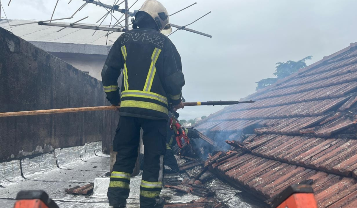 Devastador incendio de una vivienda en Banfield: una vecina perdió todo Devastador incendio de una vivienda en Banfield: una vecina perdió todo