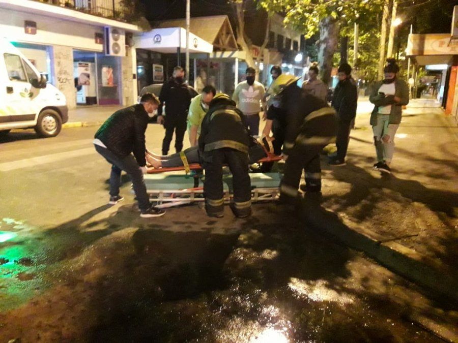 Choque en Monte Grande.&nbsp;Los Bomberos Voluntarios auxiliaron a los heridos mientras aguardaban la llegada del SAME.