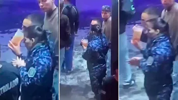 Suspendieron a policías luego de que los filmaran bebiendo en la puerta de un boliche mientras trabajaban