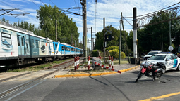 un motociclista termino herido tras caer en las vias del tren roca en adrogue