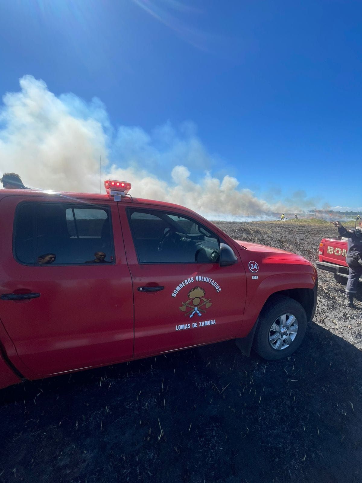 Los Bomberos de Lomas de Zamora participan del incendio en Hudson. 