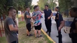 video: un policia le pego un cachetazo a un joven por la camisa que tenia