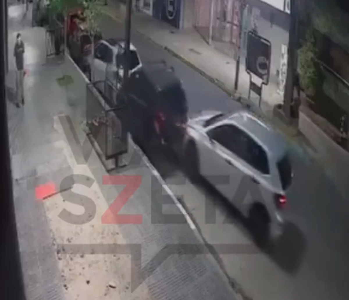 El choque del auto en el que venían los delincuentes en Lomas.