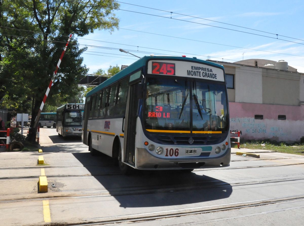 Transporte urbano. La Línea 245 funciona todos los días desde la madrugada hasta la noche y es clave para la movilidad cotidiana en Esteban Echeverría. Transporte urbano. La Línea 245 funciona todos los días desde la madrugada hasta la noche y es clave para la movilidad cotidiana en Esteban Echeverría.