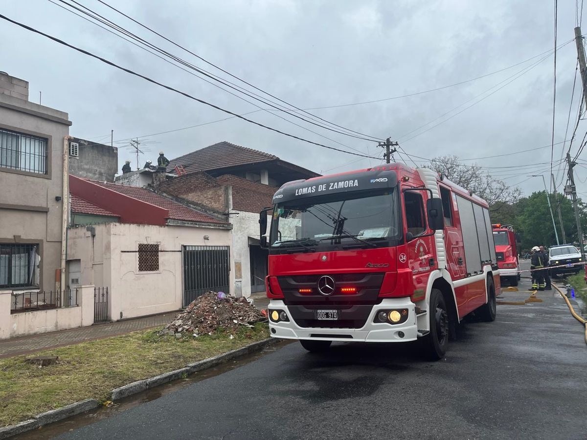 Cuatro dotaciones de Bomberos trabajaron durante el incendio en Banfield.  Cuatro dotaciones de Bomberos trabajaron durante el incendio en Banfield.
