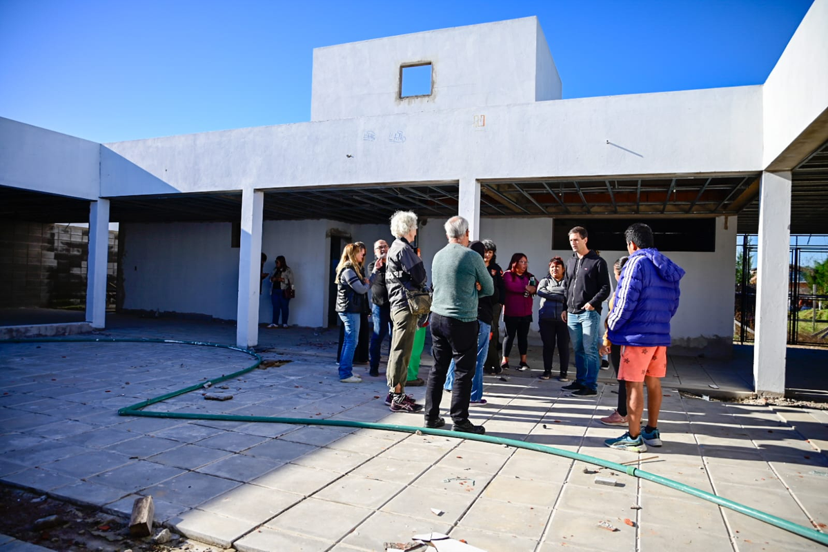 El intendente Nicolás Mantegazza visitó la Escuela Secundaria 10 y la Escuela Primaria 32, en Alejandro Korn.