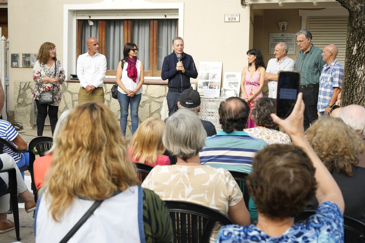 El intendente Fernando Gray en la vivienda donde funcionó la Escuela N°31 de Monte Grande. 