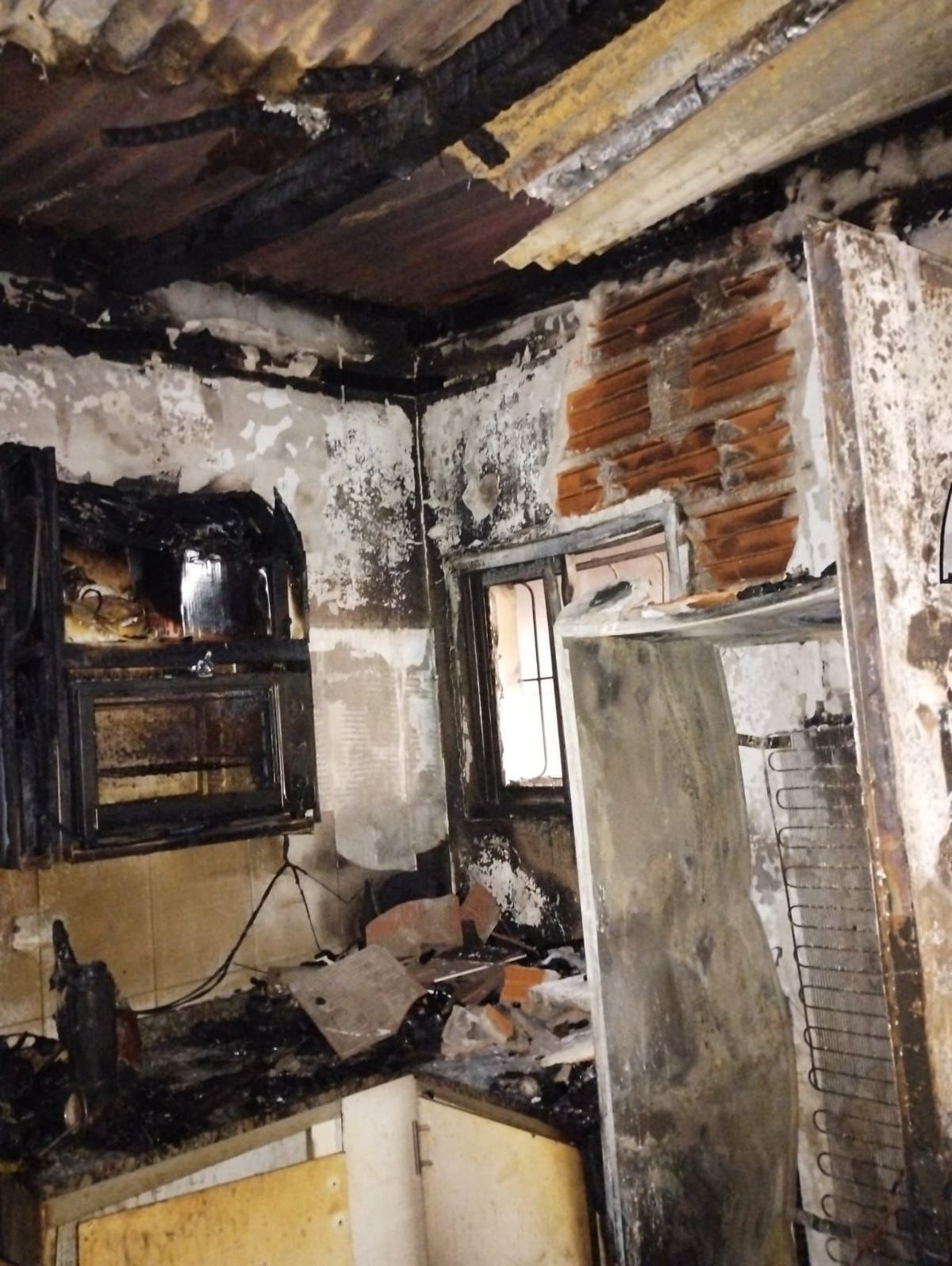 La vivienda quedó destruida tras el incendio ocurrido durante la madrugada en Lomas.