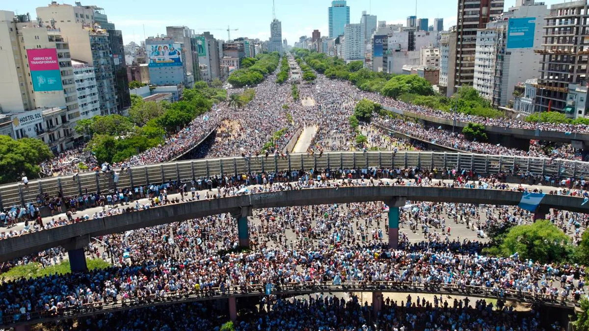 M&aacute;s de 5 millones de hinchas se encuentran en la calle para ver a la Selecci&oacute;n despu&eacute;s del Mundial. Foto tomada por Infobae.&nbsp;
