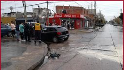 Brusco choque entre una moto y un auto en Lomas: hay dos heridos.