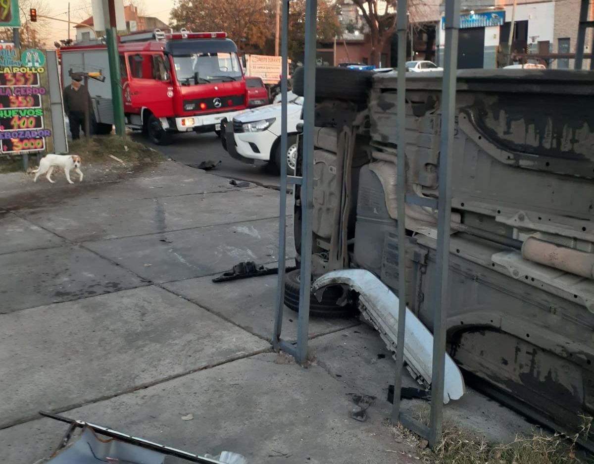Así quedó el auto tras el vuelco en Temperley.