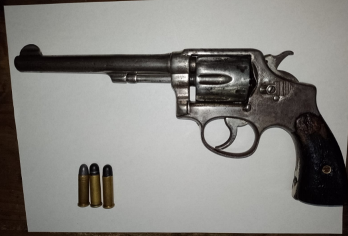 Revólver incautado a los delincuentes en Ingeniero Budge.