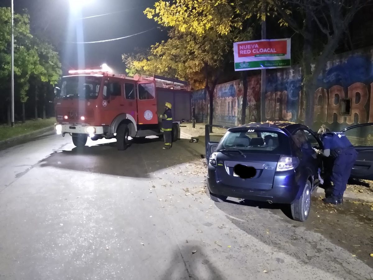 Fuerte accidente en La Colorada: hospitalizaron a dos jóvenes que habrían estado alcoholizados