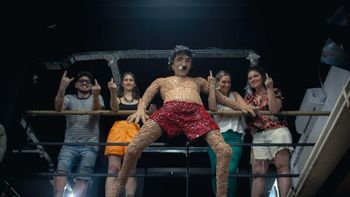 Almirante Brown: impactante escultura de Charly García arrojándose del balcón hecha con blisters