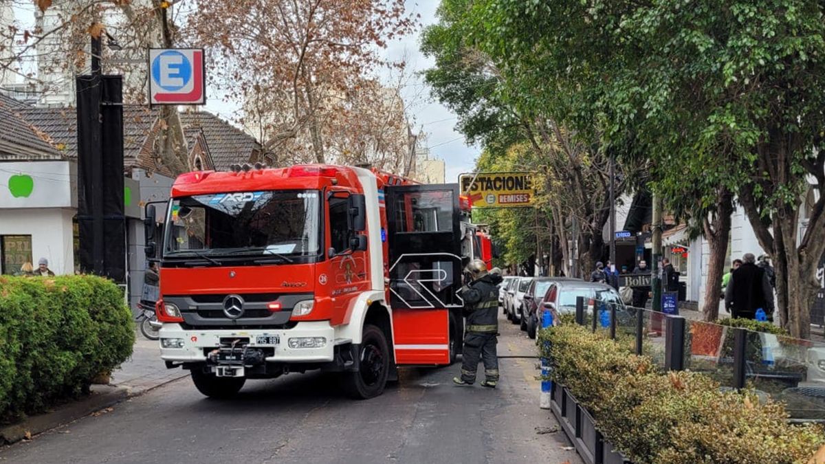 Bomberos de Lomas de Zamora trabajan en el incendio en Las Lomitas.