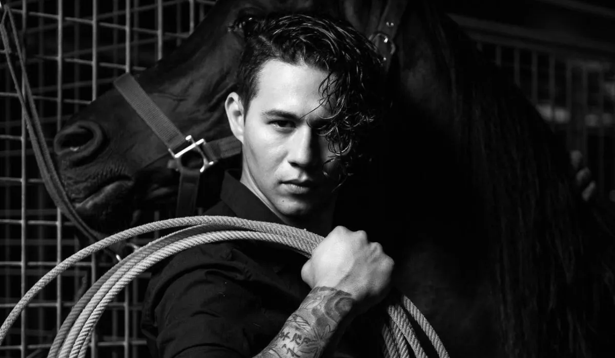 Matías Rivas, de bailarín a albañil. Matías Rivas, de bailarín a albañil.