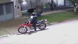 ataque motochorro: utilizaron una picana para robarle a un joven