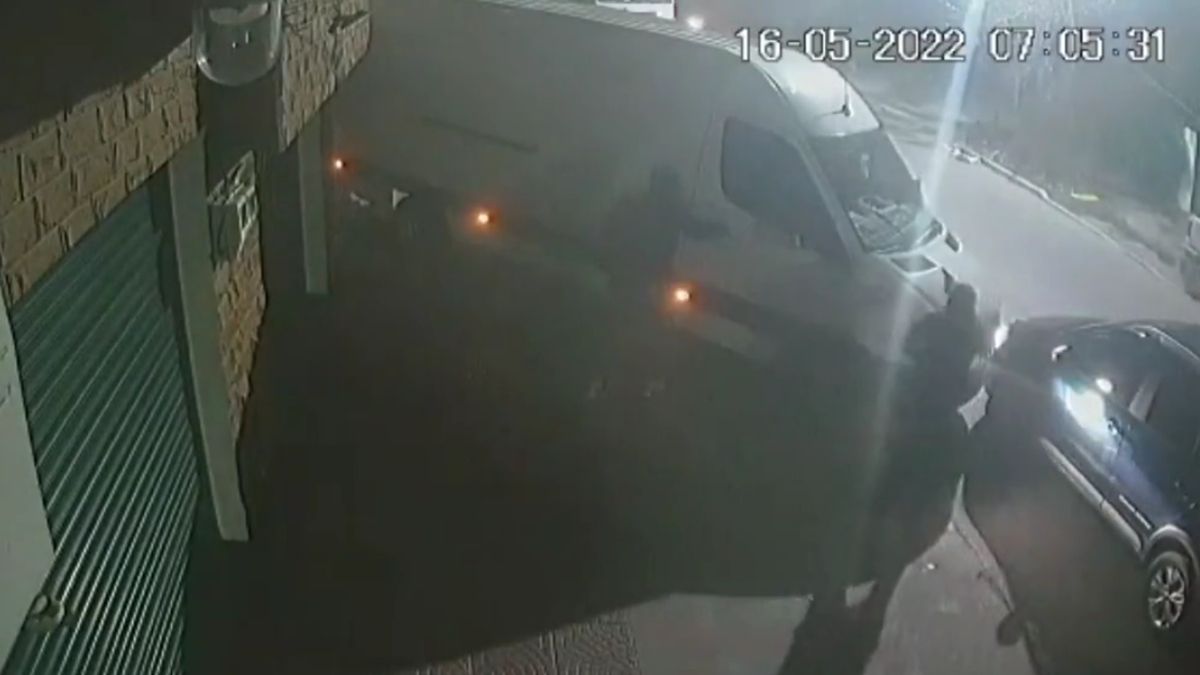 Violenta emboscada a una camioneta que iba a La Salada: choque, tiros y robo millonario