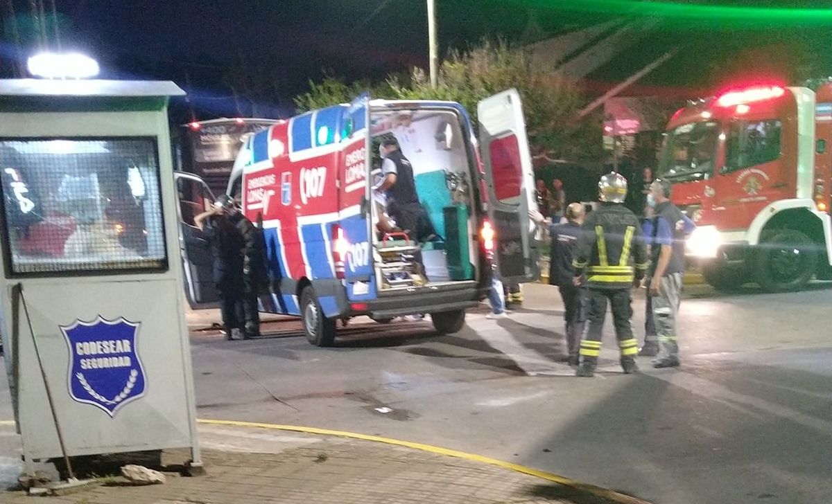 Una ambulancia y bomberos trabajan en el lugar del choque.