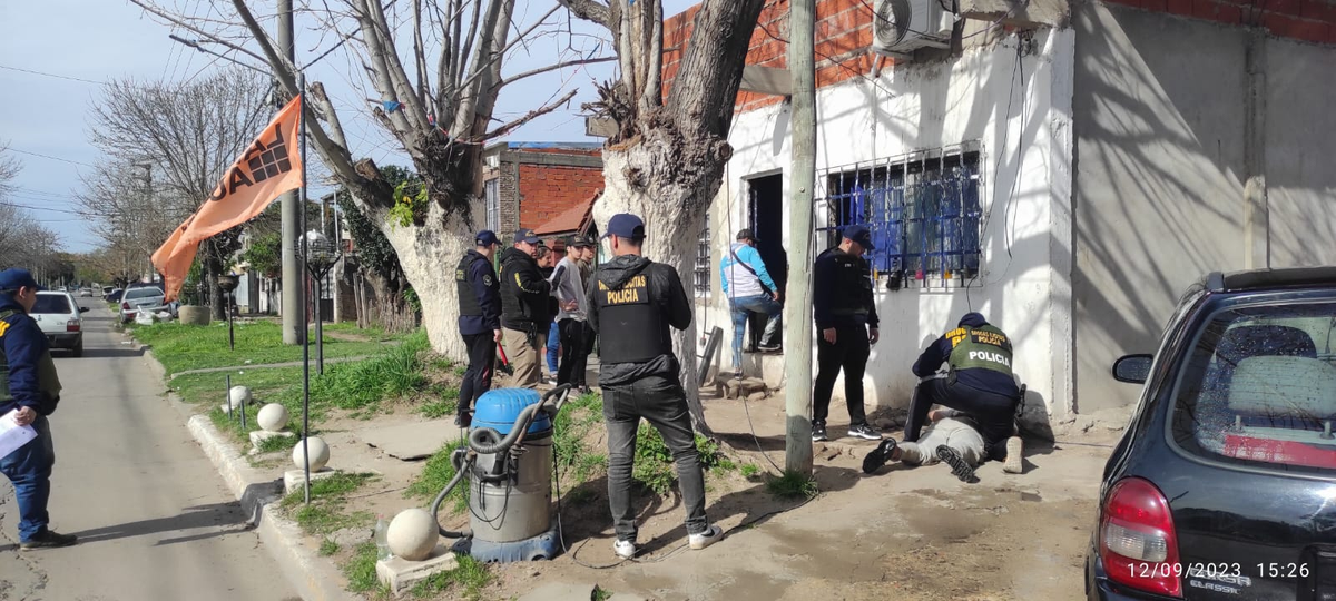 Allanamiento en Burzaco: vendía droga frente a una escuelita de fútbol y lo detuvieron.