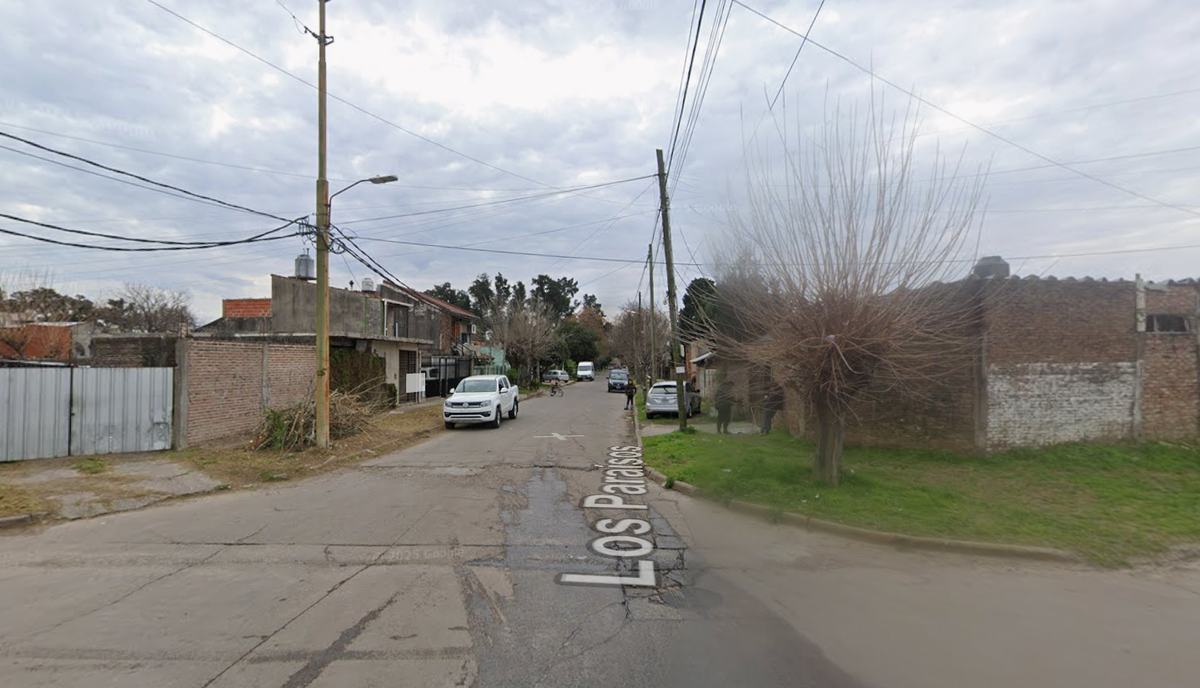 Bomberos Voluntarios de Lomas de Zamora trabajaron en el barrio de San José para controlar el incendio en la vivienda.