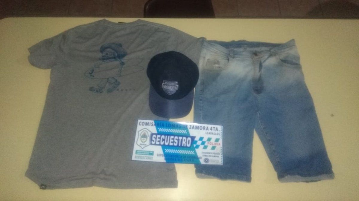 Ropa que según los investigadores vestía el joven de 17 años el día del homicidio.