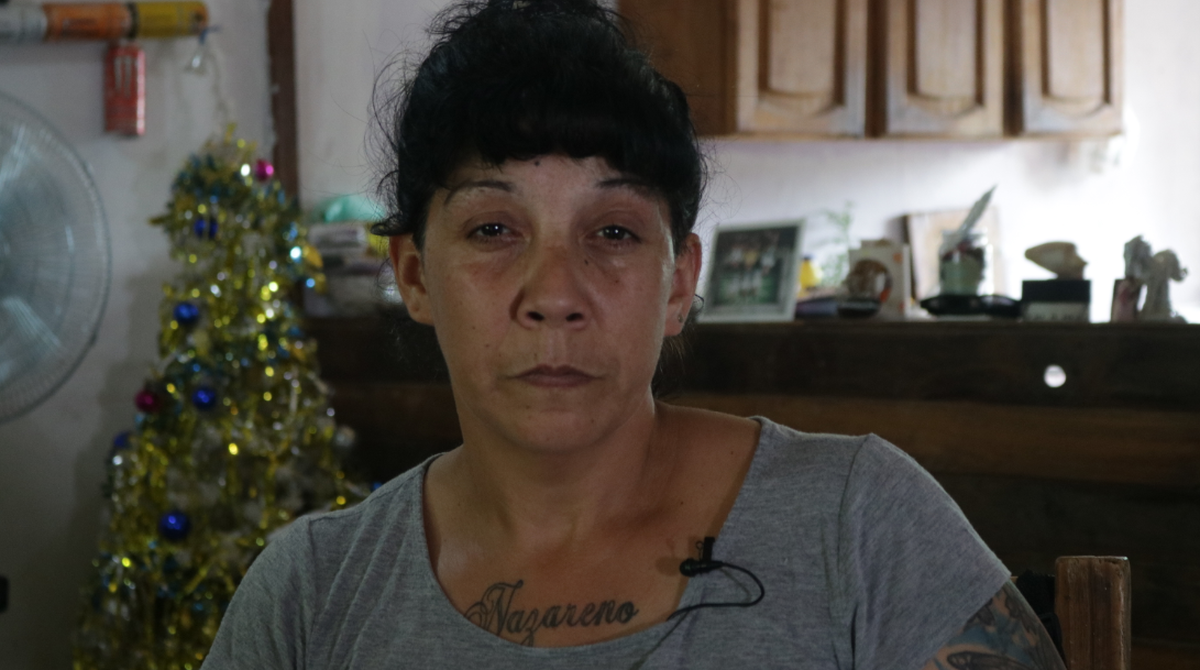 La cocinera Blanca Illian, que fue apuñalada en el geriátrico de San Vicente. Tiene un tatuaje en recuerdo de su hijo Nazareno, que murió ahogado en una tosquera en 2020.