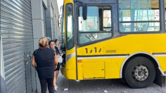 Lomas: un colectivo se quedó sin frenos y chocó contra locales comerciales