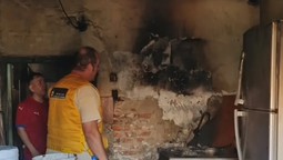 incendio en una casa de lomas: los vecinos ayudaron a contener las llamas incendio en una casa de lomas: los vecinos ayudaron a contener las llamas