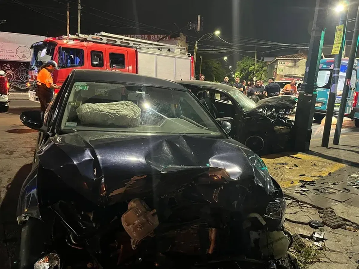 Así quedaron los autos tras el violento choque en Soler e Hipólito Yrigoyen, en Temperley. Bomberos trabajaron en el rescate de los ocupantes. Así quedaron los autos tras el violento choque en Soler e Hipólito Yrigoyen, en Temperley. Bomberos trabajaron en el rescate de los ocupantes.