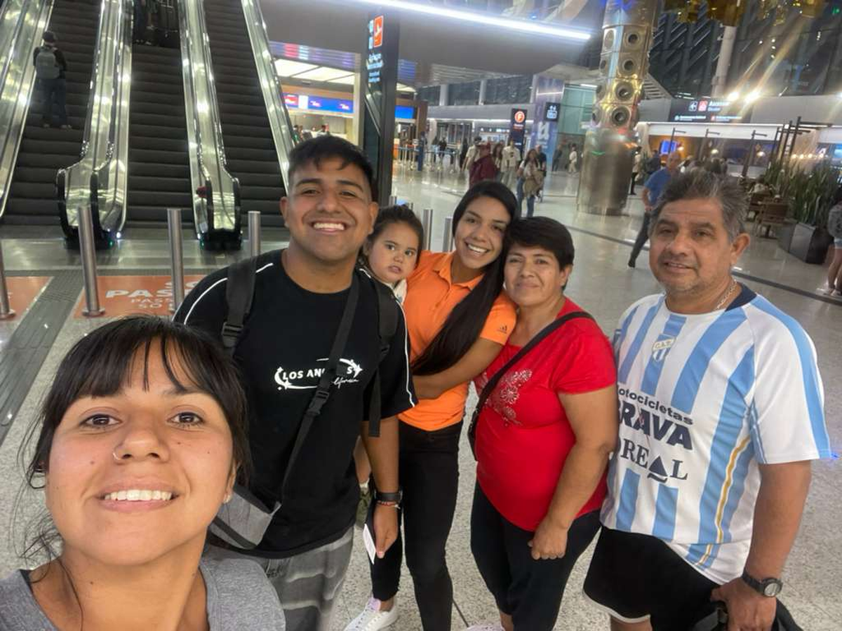 El vecino junto a su familia previo a viajar a Estados Unidos. 