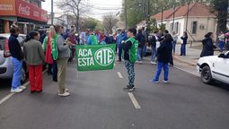 protesta de trabajadores frente al hospital gandulfo de lomas de zamora