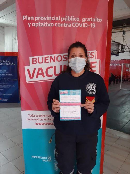 Bombera vacunada contra el coronavirus.