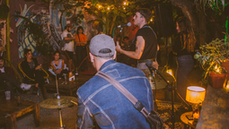 de este lado, el espectaculo diverso con musica original del sur del conurbano