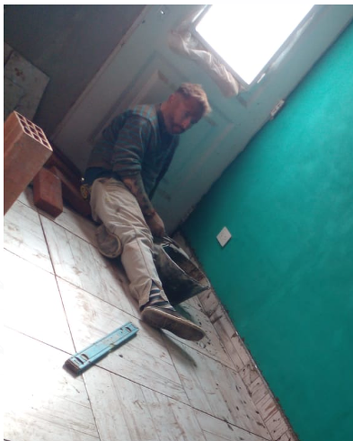 Diego trabajando en la construcción de su casa.