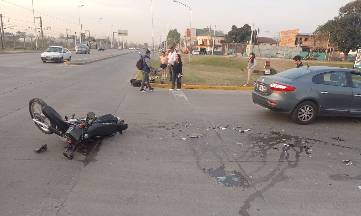 Choque entre un auto y una moto en la Ruta 205: un herido