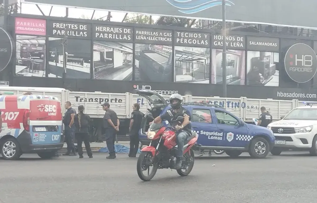 El operativo tras el choque fatal en Lomas Oeste, donde una motociclista murió en el acto. El operativo tras el choque fatal en Lomas Oeste, donde una motociclista murió en el acto.