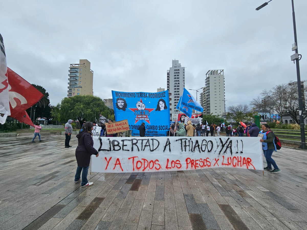 La manifestación comenzó en la mañana de este jueves en la plaza Grigera de Lomas.