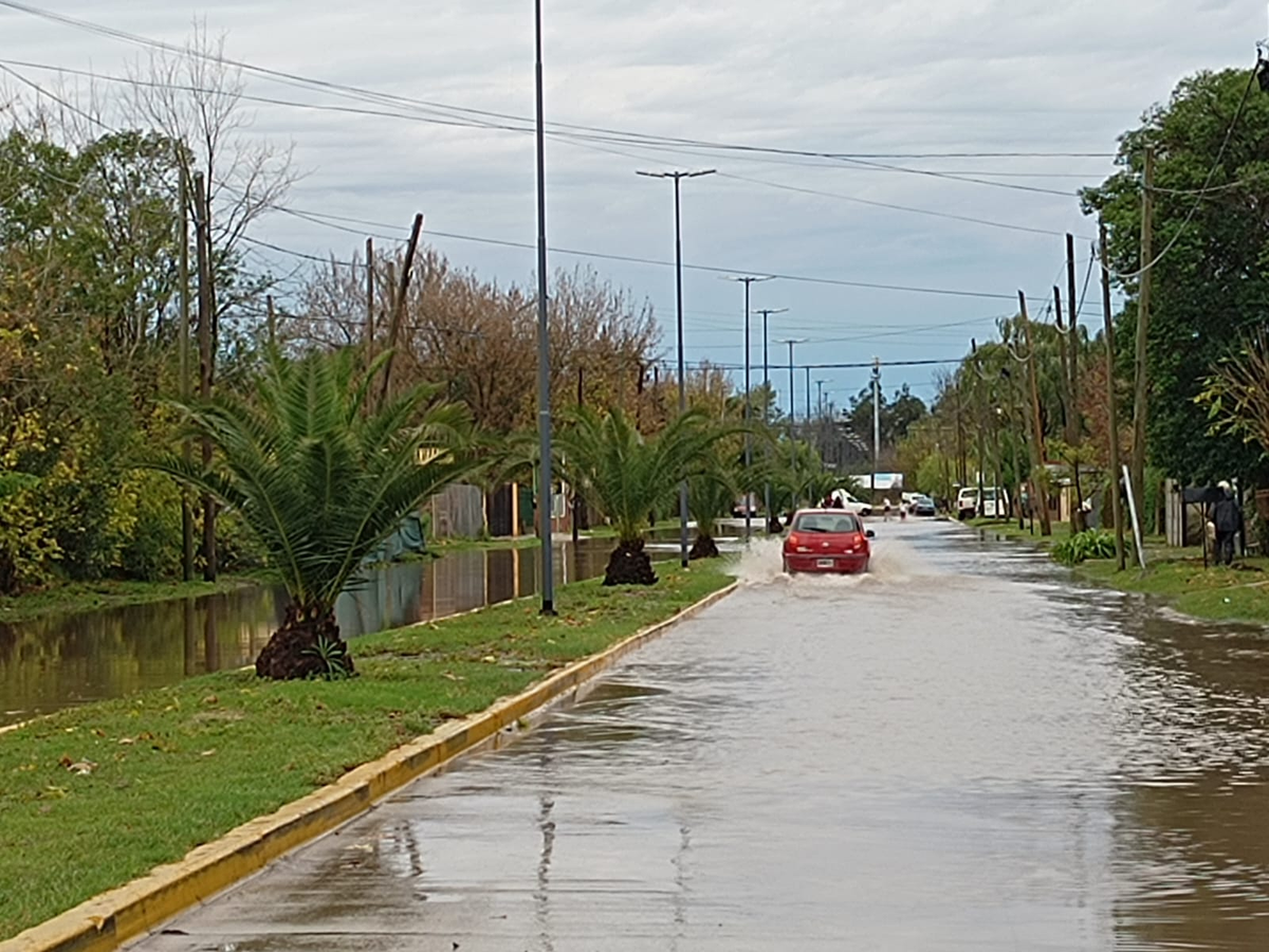 Tanto las calles de asfalto como las de tierra se ven afectadas en San Vicente y Alejandro Korn.