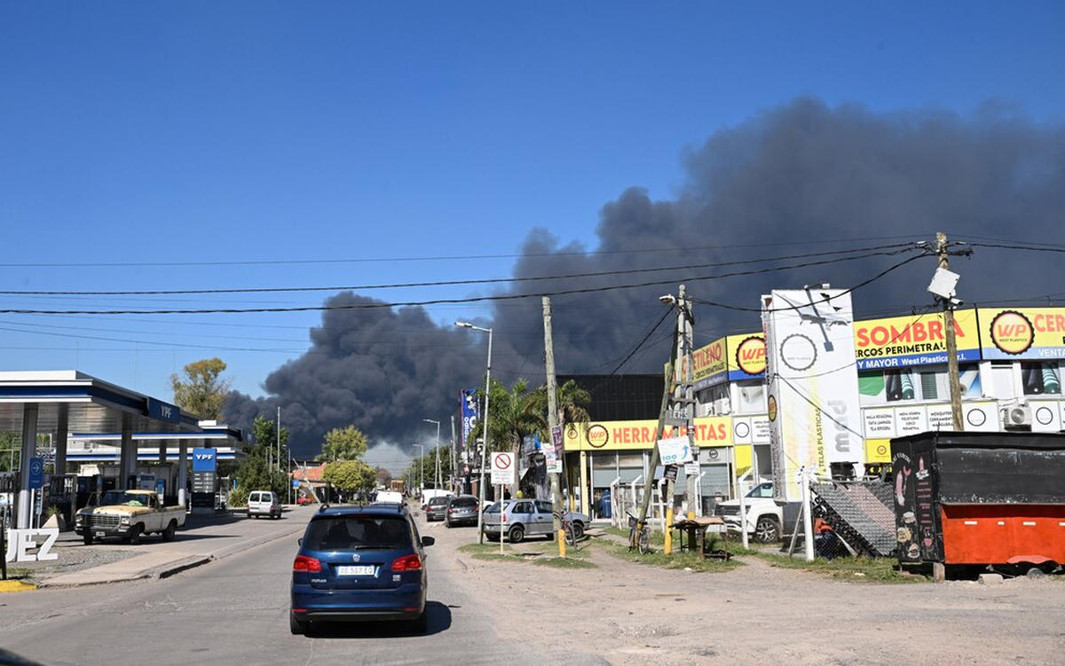 El incendio comenz&oacute; alrededor de las 9 en un predio ubicado en el polo industrial Fademac.