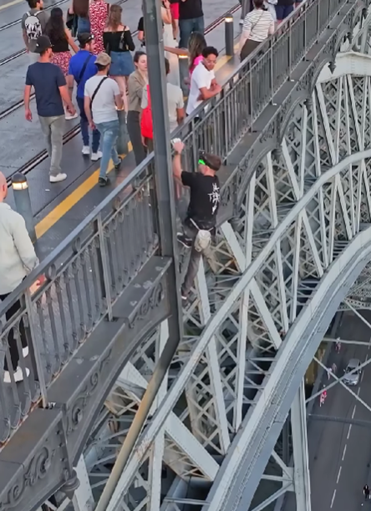 El influencer que fue detenido en Puerto Madero, escalando un puente en Portugal.&nbsp;