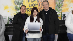 esteban echeverria: gray entrego notebooks y mobiliario en escuelas de luis guillon