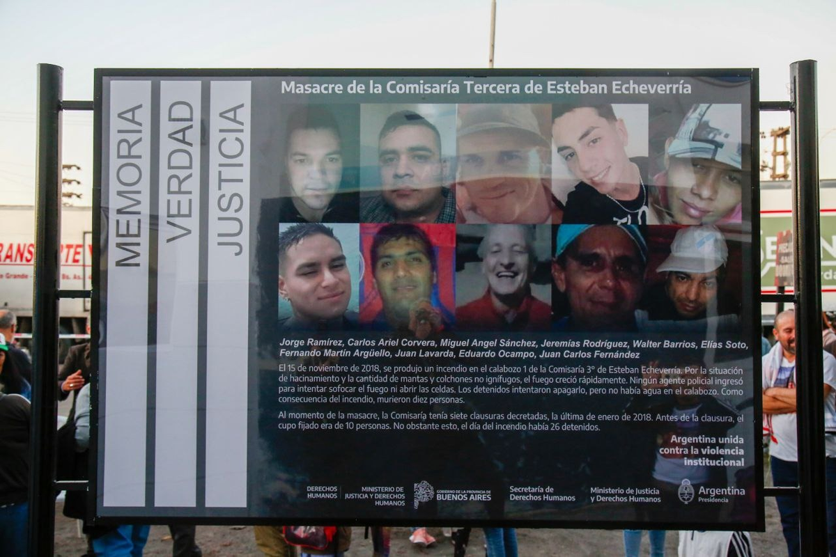 A&ntilde;os atr&aacute;s se coloc&oacute; un homenaje a las v&iacute;ctimas en la entrada de la Comisar&iacute;a de Esteban Echeverr&iacute;a.