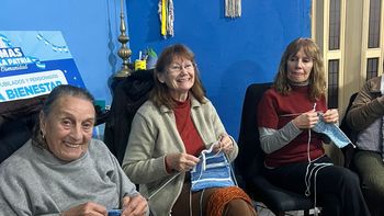Un grupo de tejedoras de Lomas prepara prendas con los colores de la Selección para chicos de merenderos
